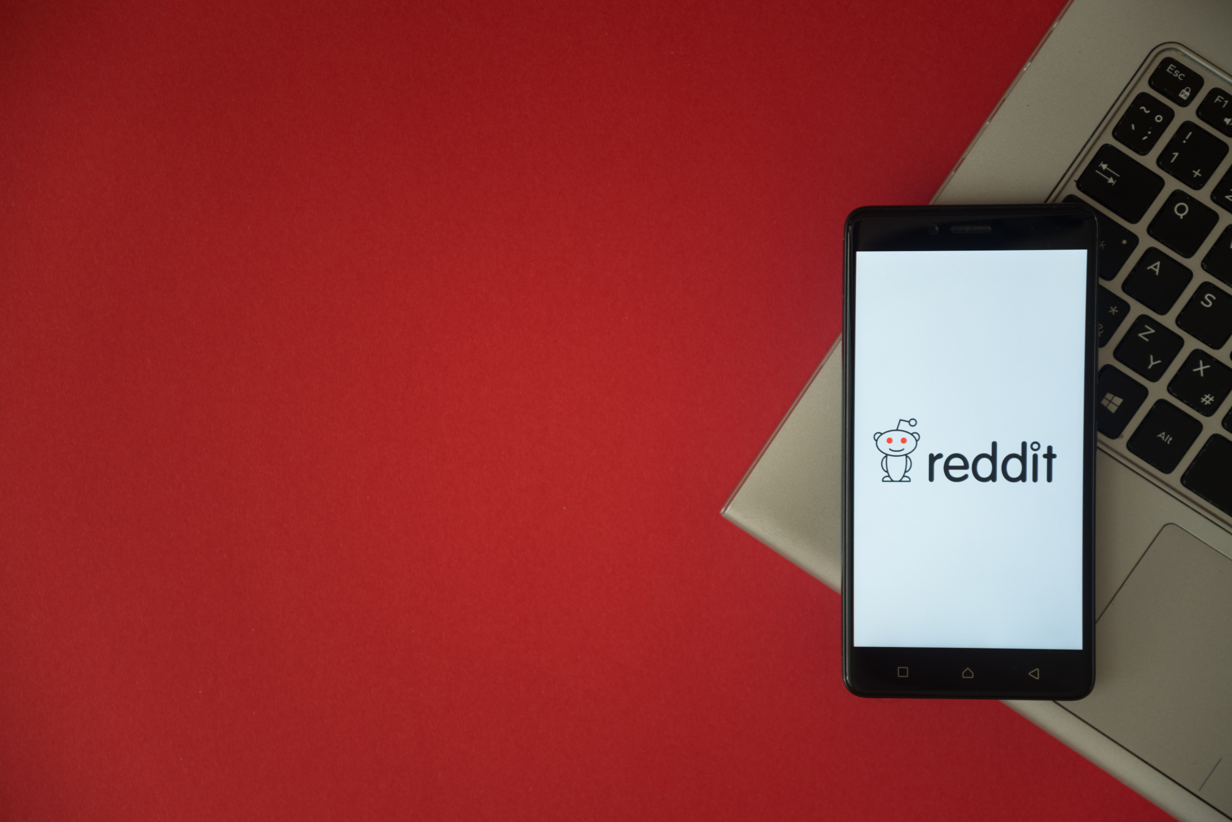reddit is attracting ad dollars will rdt shares rally in 2025